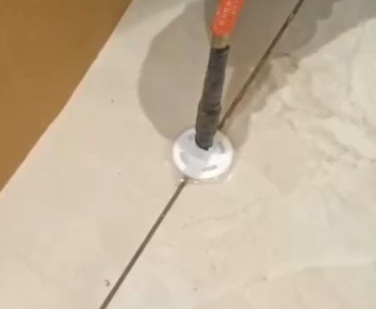 龙江瓷砖空鼓维修公司专业解答瓷砖在铺贴过程中，如果没有涂抹均匀到位的粘结材料（如水泥砂浆或瓷砖胶），可能会导致以下问题